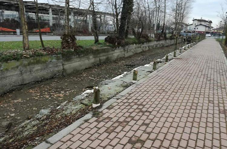 Vandali seriali, distrutta tutta la staccionata