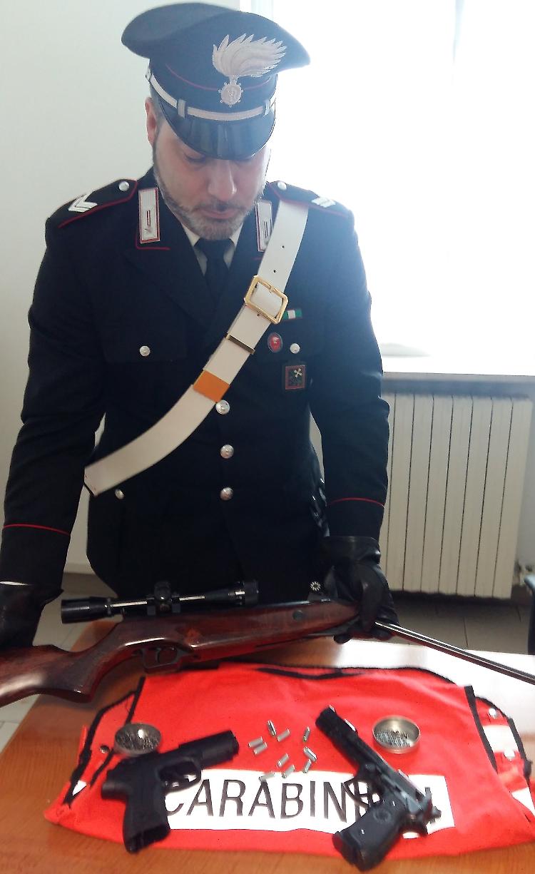 Spara contro l'auto della ex, denunciato