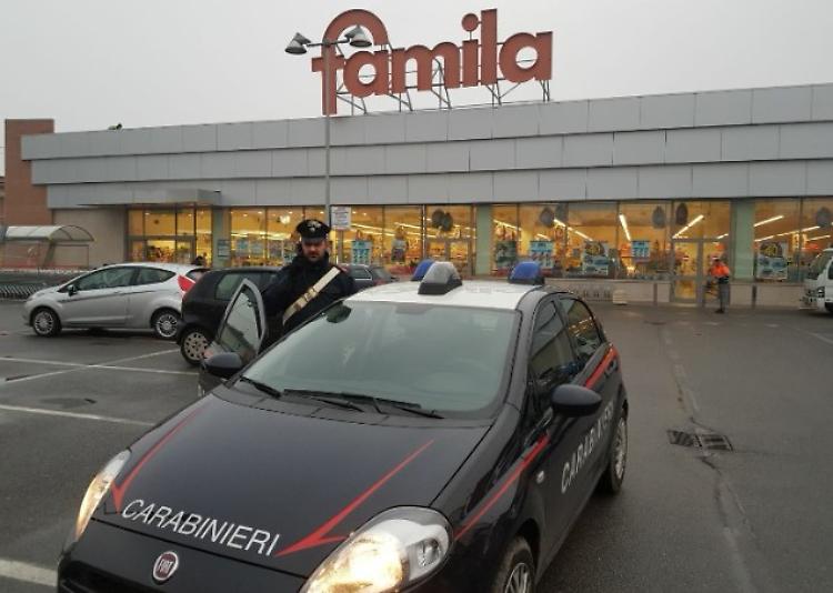 Tenta di rubare generi alimentari, 20enne denunciata