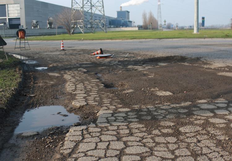 Via Acquaviva perde i pezzi, gimkana per evitare le buche