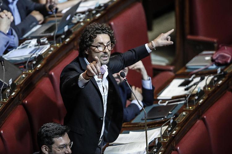 Toninelli (M5S): 'Verifiche su di me? Non so, spero siano su tutti'