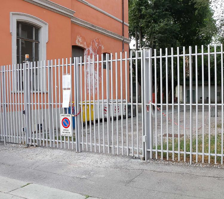 Scuola Trento e Trieste: cancello rotto e uscita pericolosa