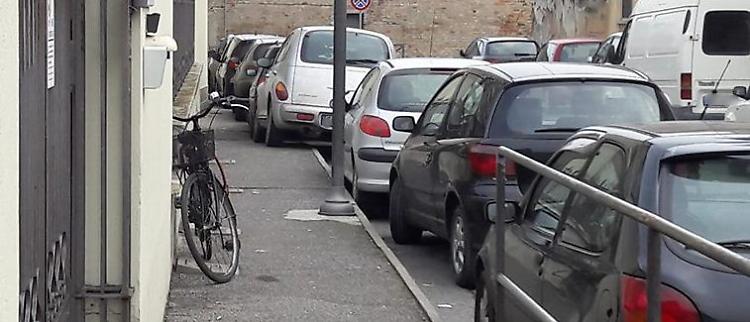 Sosta selvaggia in via Zurla, marciapiedi 'vietati' ai disabili