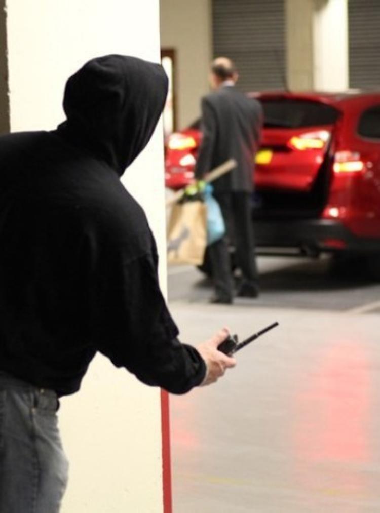 Telecomandi clonati, furti sulle auto parcheggiate