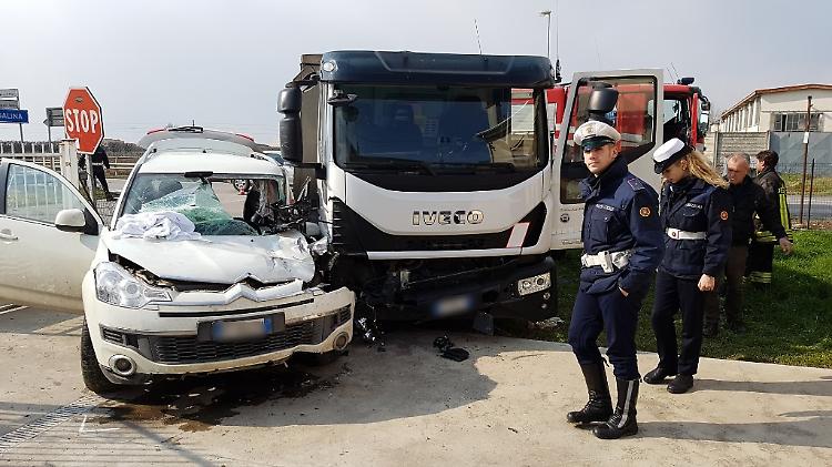 Schianto tra auto e camion, donna finisce in ospedale