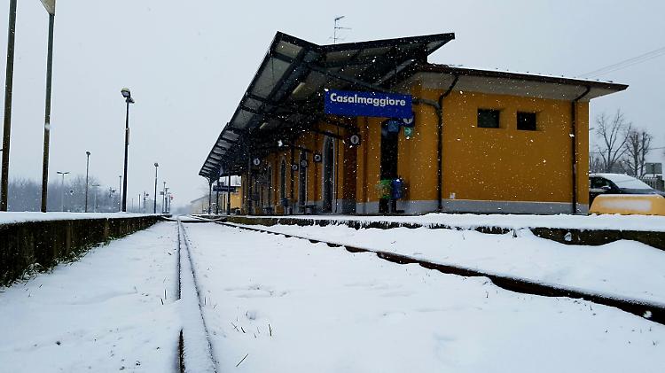 Treni: neve e gelo, convogli cancellati