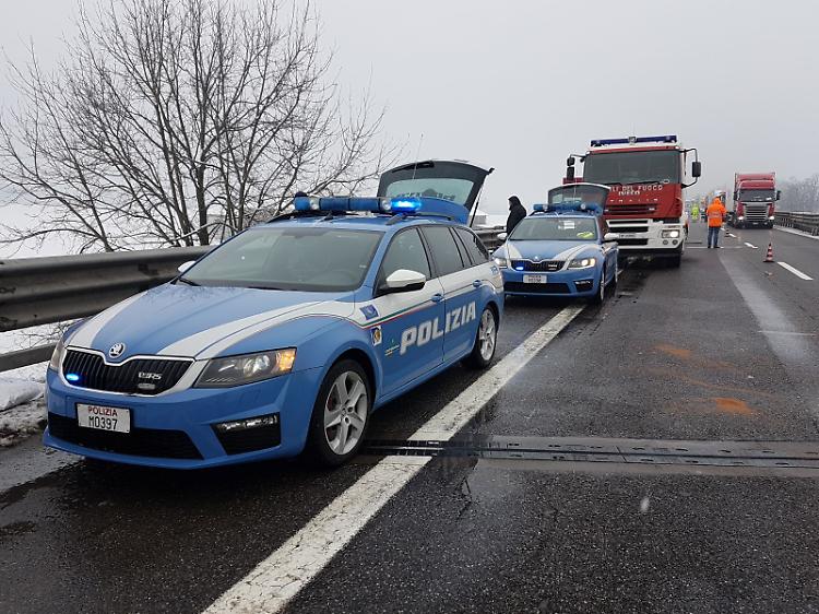 Camion giù dal viadotto, autista leggermente ferito