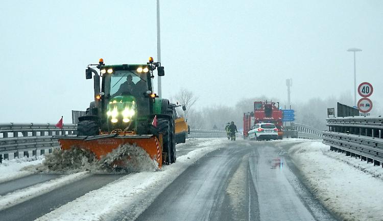Camion in difficoltà sulla tangenziale