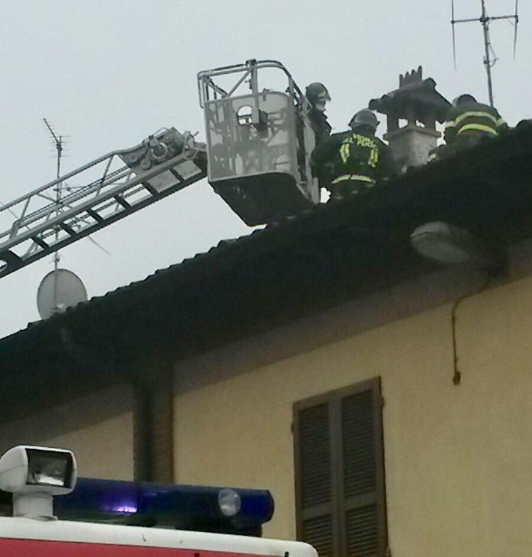 Fiamme dalla canna fumaria, incendio domato dai pompieri
