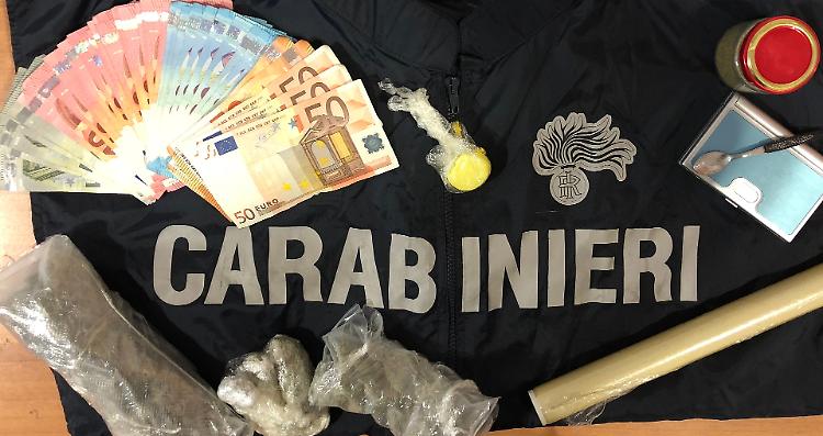 Detenzione e spaccio di stupefacenti, arrestato 19enne