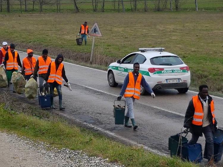 Rifiuti gettati, la raccolta ai giovani richiedenti asilo