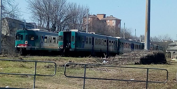 S. Ambrogio, nel ‘cimitero’ dei treni tra bivacchi, sporcizia e degrado