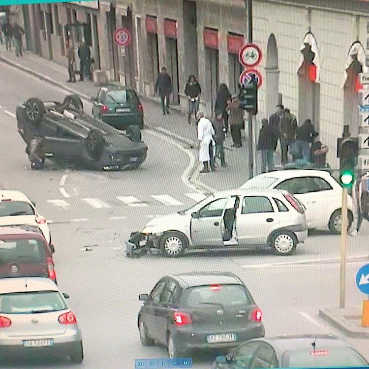 Scontro tra auto in via Dante, ferite lievi per tre persone