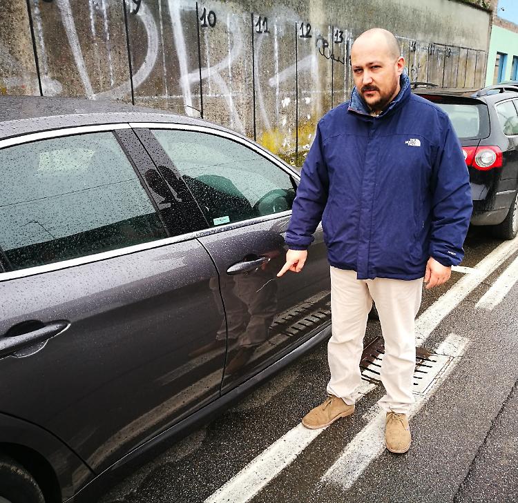 Gli rigano l'auto per più volte, "Ricompensa ha chi mi dà informazioni"