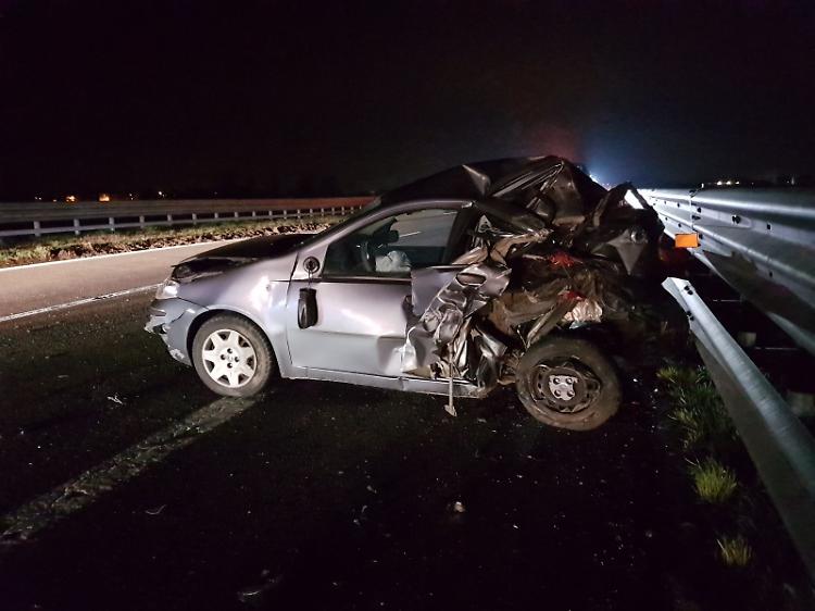 Scontro tra auto sulla A21, una vittima