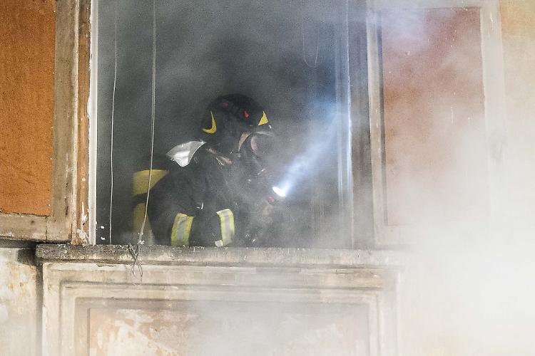 Rogo nelle cantine: salvati padre, madre e due bimbi