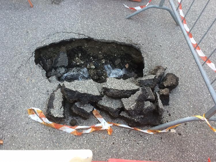 Perdita nella condotta idrica, buca in via Dante: chiusa la strada