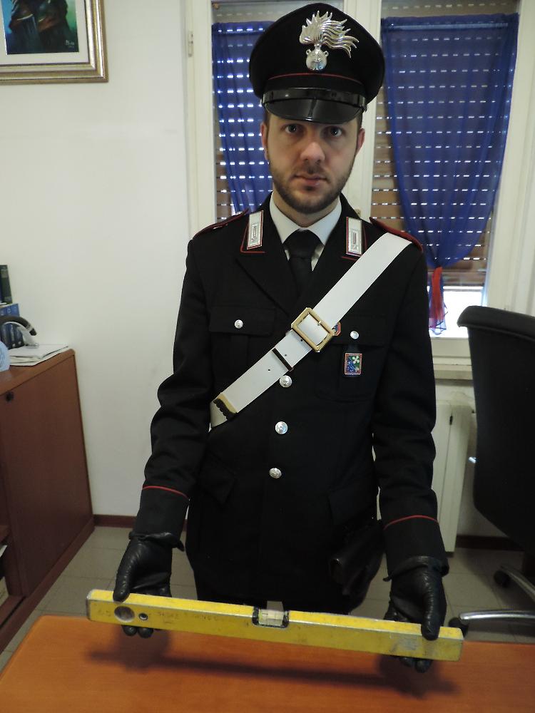 Aveva molestato una cliente del bar  lo straniero colpito  con una livella