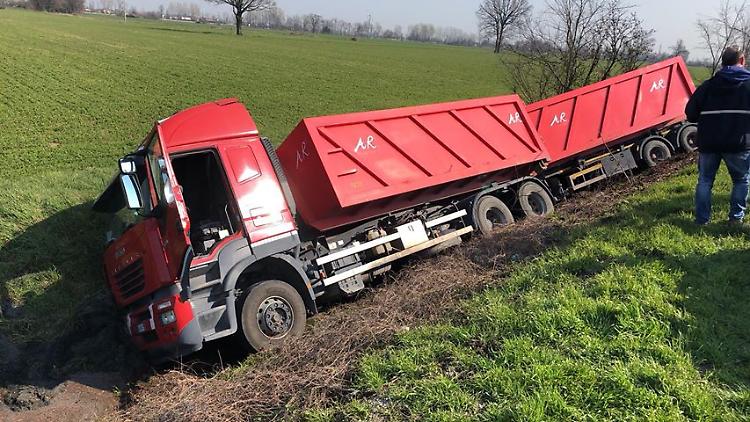 Autoarticolato finisce fuori strada sulla via Mantova