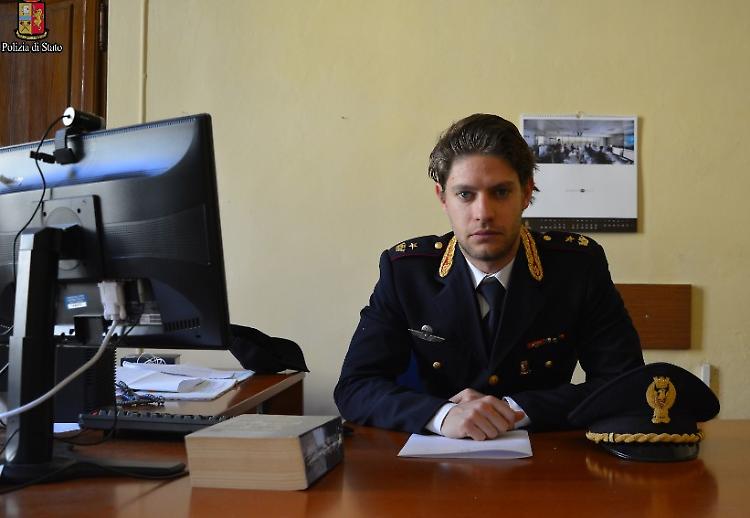 Passeggia in centro con 5 dosi di eroina in tasca, arrestato