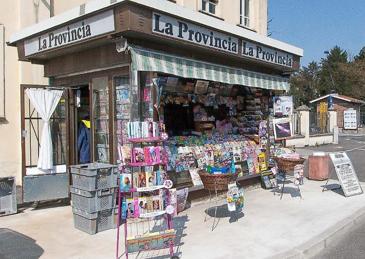 Furto mirato in edicola, danni e ipotesi colpo su commissione