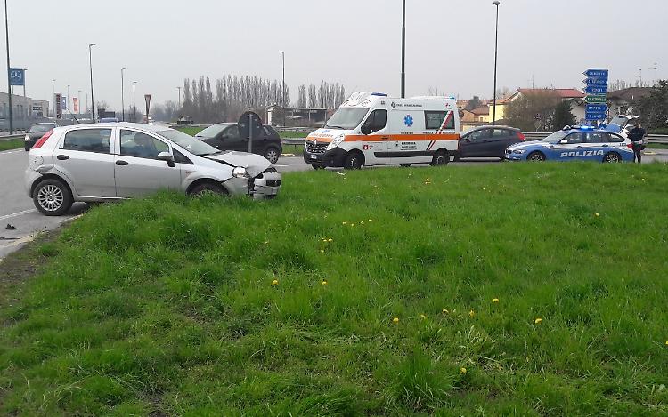 Schianto al rondò di Costa, un 79enne all'ospedale