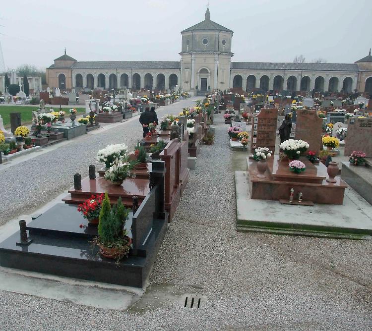 Tornano i ladri di fiori al cimitero