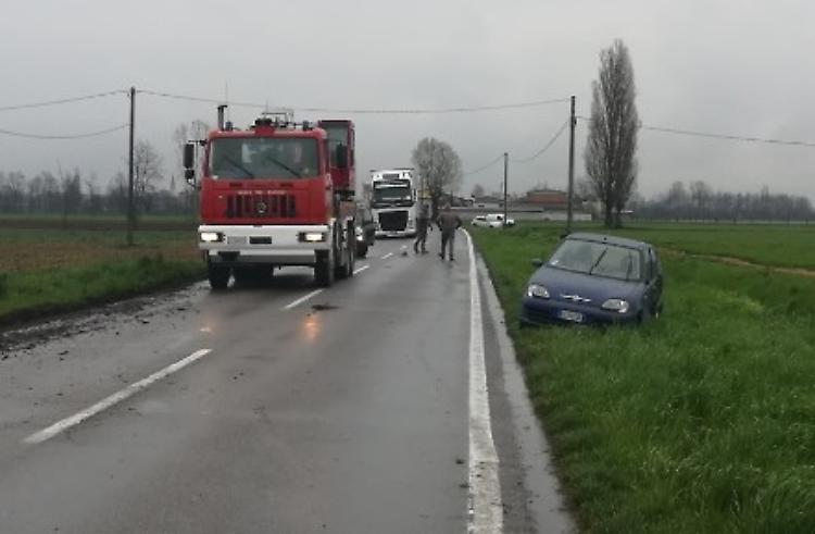 Tir contro due auto, ferite lievi per le conducenti