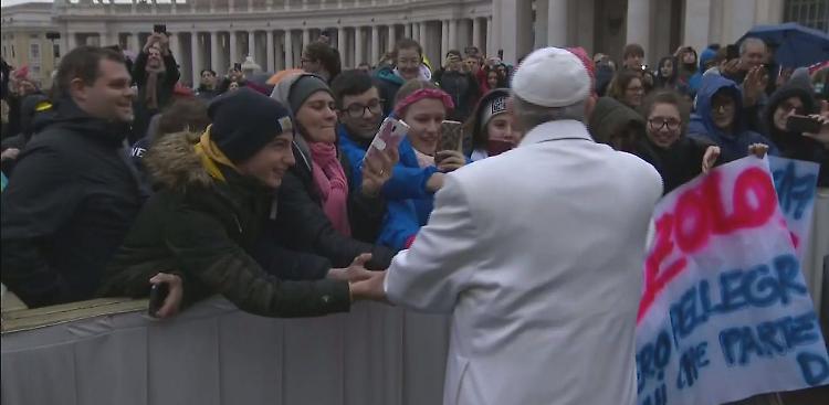 Il Papa abbraccia gli adolescenti cremonesi
