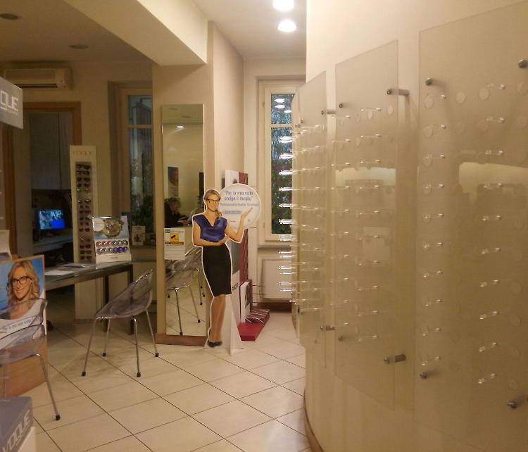 Negozio svaligiato, rubati occhiali per 30mila euro