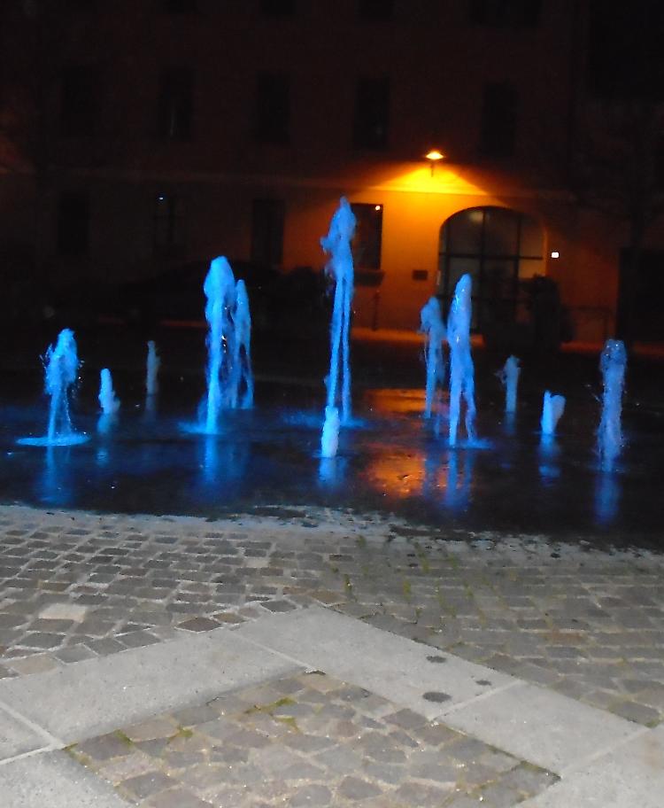Giornata mondiale dell'autismo, il paese si tinge di blu