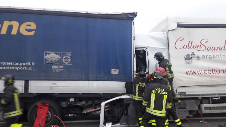 Camion si tamponano, due feriti gravi