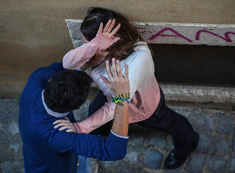 Picchiata in casa dal marito, madre e 2 figli in comunità