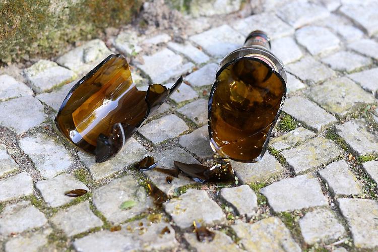Aggredisce i carabinieri brandendo una bottiglia rotta, denunciato