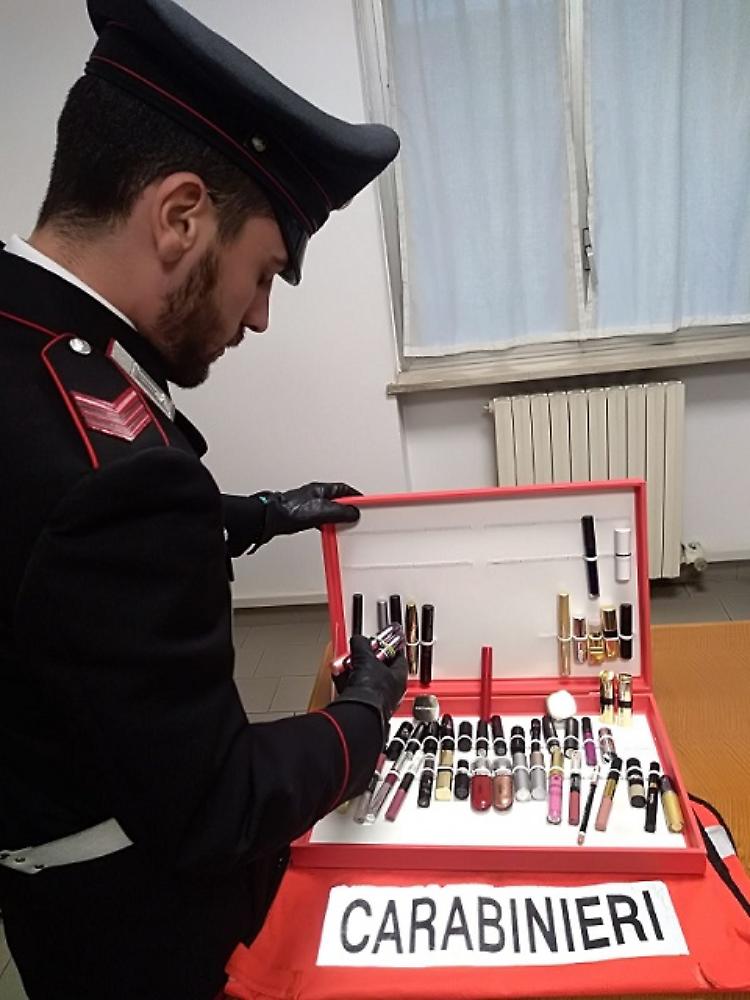Furto di cosmetici, due denunciati