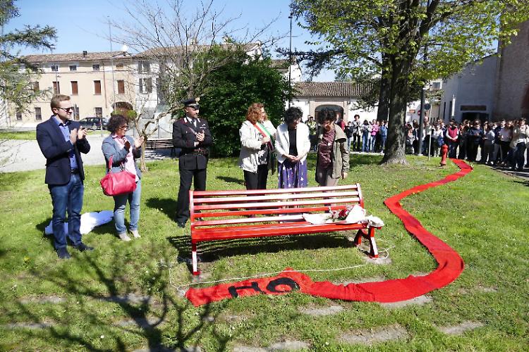 Una panchina rossa per ricordare Jessica Poli