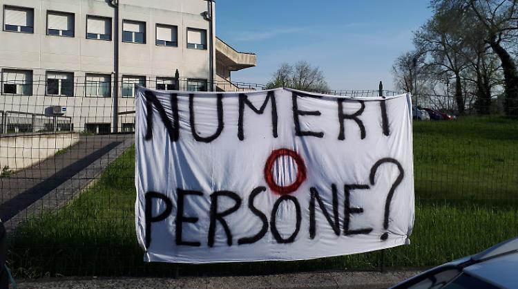 Striscione davanti al Munari: "Numeri o persone?"