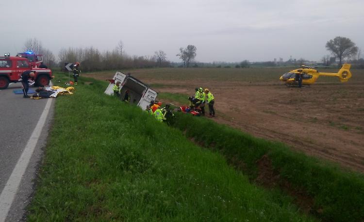 Furgone fuori strada, sette persone ferite