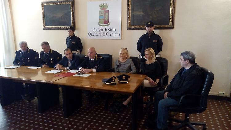 Giro di vite sui centri massaggi, operazione della polizia