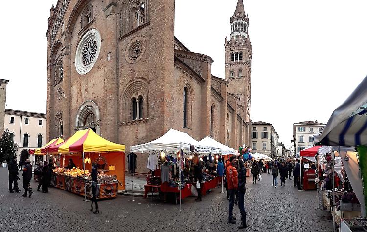 'Basta spazi gratis per i mercatini', il sindaco: giro di vite, ma non subito