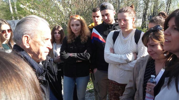 Gli studenti cremonesi entrano a Dachau