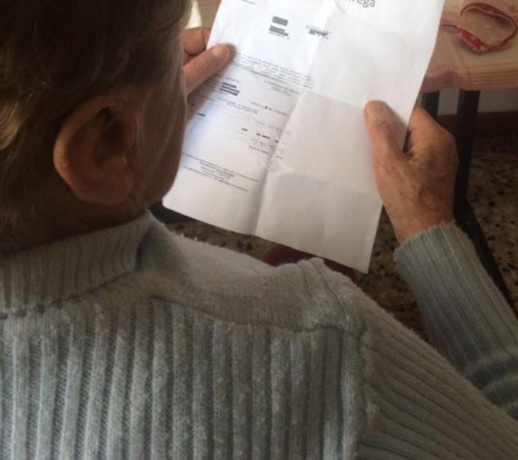 Mensa e pasti a casa, bollette scadute: è polemica