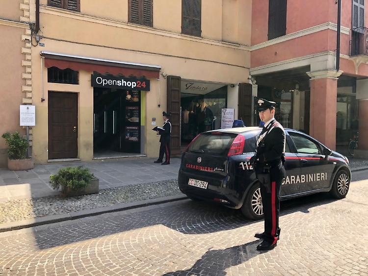 Schiamazzi notturni, denunciati otto ragazzi