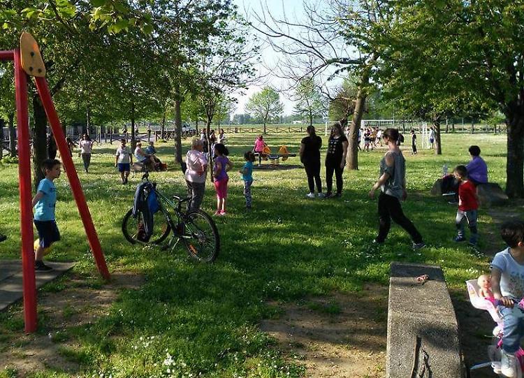 Gioca e cade al parco, vetro lo ferisce al ginocchio