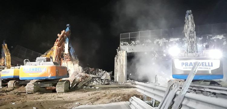 Abbattuto il ponte della strage