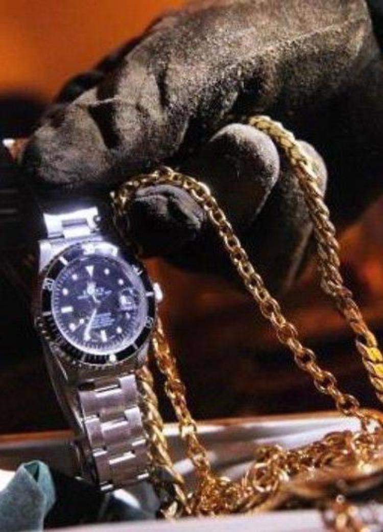 Ladri nella villetta, via solo oro e un orologio