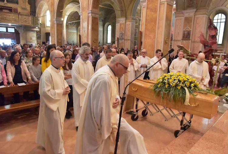 Folla e commozione alle esequie di Riccardo Visioli