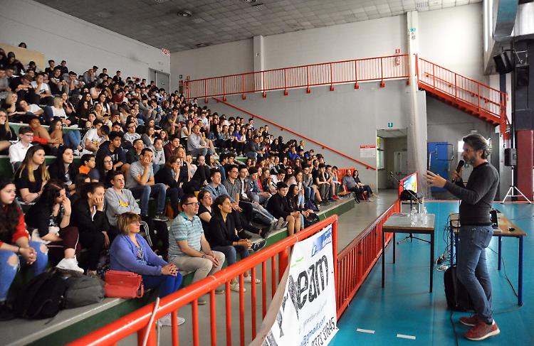 Gli studenti cremaschi incontrano Gianpietro Ghidini