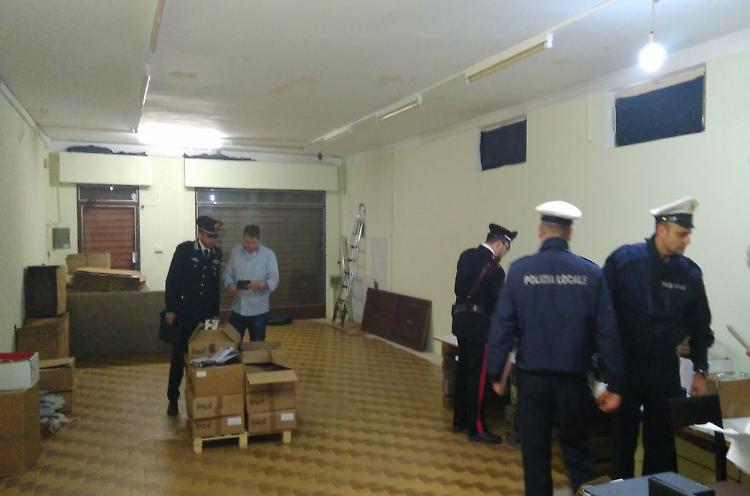 Due clandestini al lavoro in un laboratorio cinese, arrestato il titolare