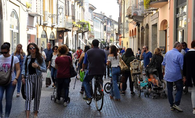 Commercio e veleni: "Sconti ambigui e pochi controlli"